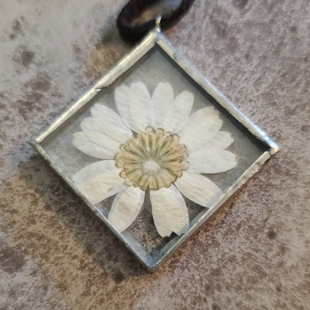 Glass And Daisy Pendant Necklace - Picture 3 of 3